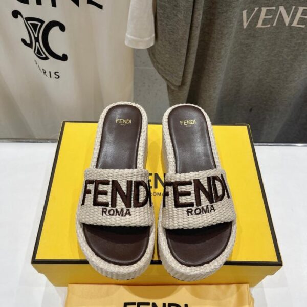 repliche,replica,perfette,siti di,affidabili,migliori siti,dove comprare,1:1,scarpe da ginnastica Ciabatte Fendi Classic con tacco a zeppa, nuova versione premium (6MI5L)