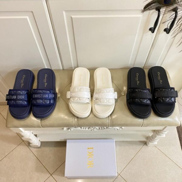 repliche,replica,perfette,siti di,affidabili,migliori siti,dove comprare,1:1,scarpe da ginnastica Nuove pantofole Dior con superficie ricamata originale e suola esterna leggera in EVA (7DQ9J)