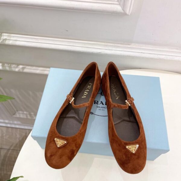 Prada presenta la nuova serie di ballerine in nappa triangolare scamosciata (4 (CSS7X)
