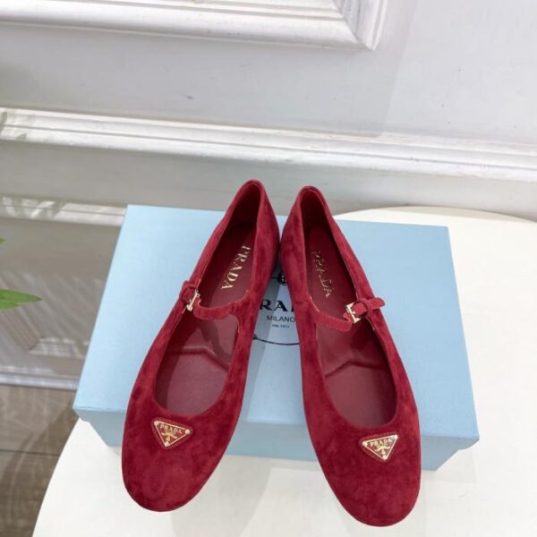 Prada presenta la nuova serie di ballerine in nappa triangolare scamosciata (4 (XT1CE)