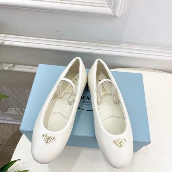 repliche,replica,perfette,siti di,affidabili,migliori siti,dove comprare,1:1,scarpe da ginnastica Le nuove ballerine in pelle di pecora con logo triangolare in nappa di Prada (K39MZ)