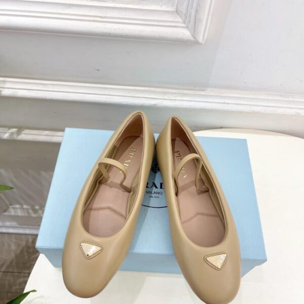 repliche,replica,perfette,siti di,affidabili,migliori siti,dove comprare,1:1,scarpe da ginnastica Le nuove ballerine in pelle di pecora con stampa triangolare in nappa di Prada (NYS)