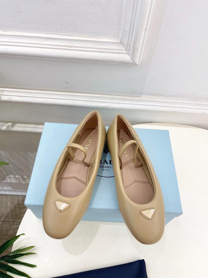 repliche,replica,perfette,siti di,affidabili,migliori siti,dove comprare,1:1,scarpe da ginnastica Le nuove ballerine in pelle di pecora con stampa triangolare in nappa di Prada (NYS) repliche,replica,perfette,siti di,affidabili,migliori siti,dove comprare,1:1,scarpe da ginnastica Le nuove ballerine in pelle di pecora con stampa triangolare in nappa di Prada (NYS)