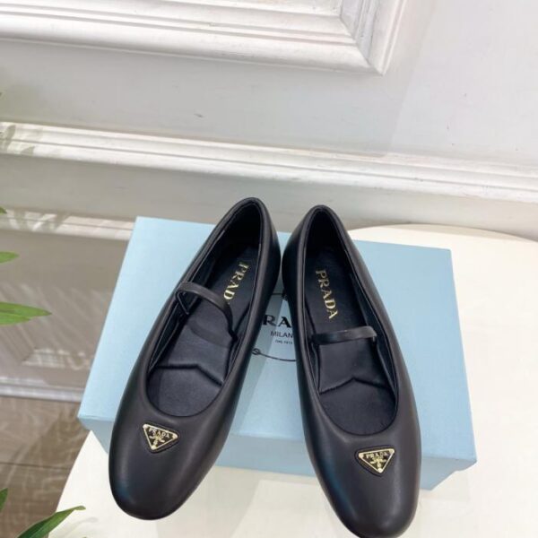 repliche,replica,perfette,siti di,affidabili,migliori siti,dove comprare,1:1,scarpe da ginnastica Le nuove ballerine in pelle di pecora con logo triangolare in nappa di Prada (O6NNL)
