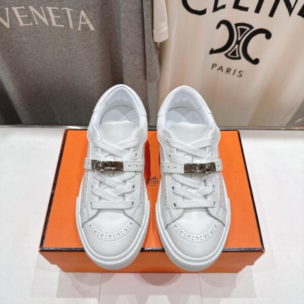 Mocassini con lacci, le nuove scarpe casual della coppia Hermes (I2A03)