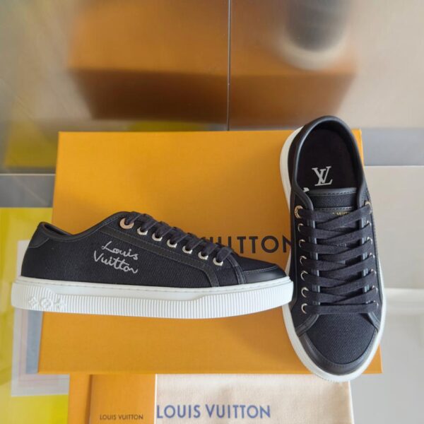 L'ultima collezione Lagoon di Louis Vuitton presenta denim con suola spessa e stampe monogramma in rilievo, una versione premium di queste sneakers casual e scarpe da skateboard (4WEUY)