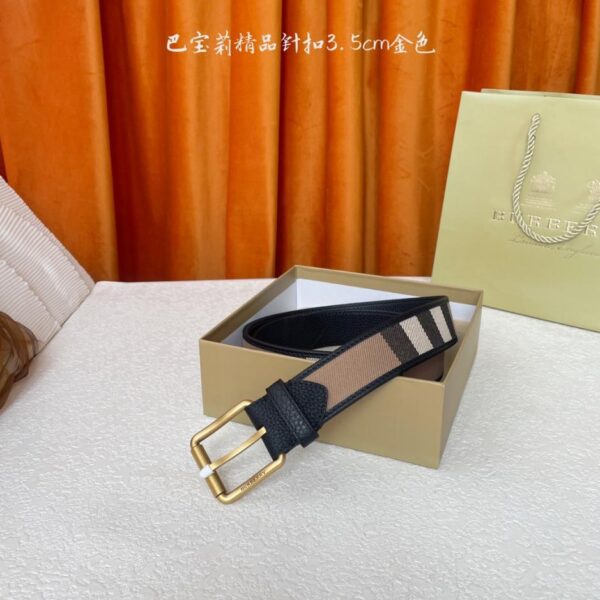 Cintura Burberry in pelle liscia sincronizzata con motivo cavaliere equestre (6N5T0)