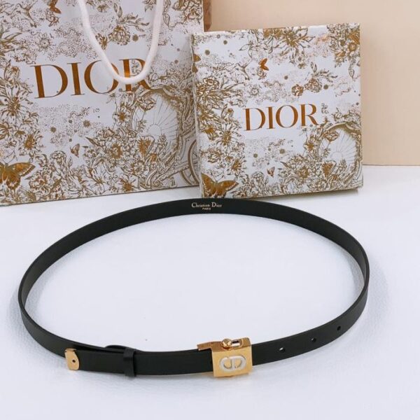 La cintura Dior Polytechnique con fibbia placcata oro è un modello iconico della sfilata Dior, incarnando un temperamento moderno ed elegante. Della serie limitata Dioramour, la fibbia quadrata "CD" presenta un dettaglio in metallo con finitura oro lucido (XZW3S).