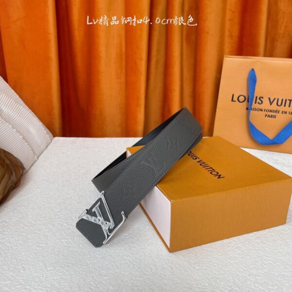 repliche,replica,perfette,siti di,affidabili,migliori siti,dove comprare,1:1,scarpe da ginnastica Louis Vuitton: qualità classica e originale. Un lato presenta un motivo a litchi in rilievo, l’altro una trama semplice. Fibbia originale in acciaio di alta qualità, larga 4,0 cm (PUOKA).