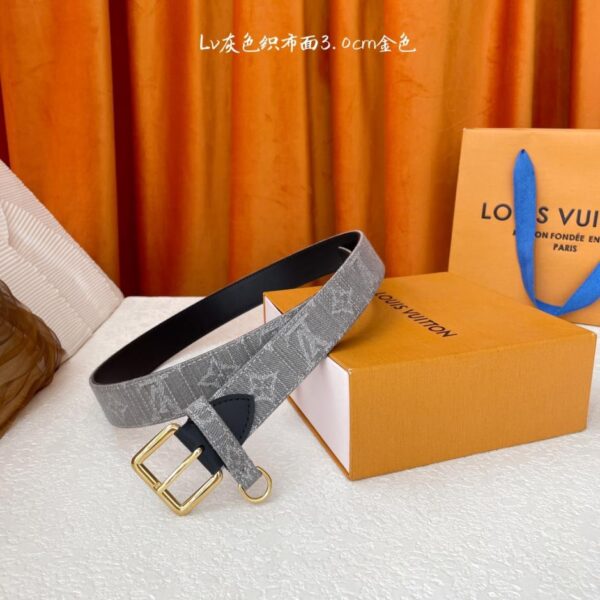 Qualità classica Louis Vuitton. Scritta del marchio grigia su tessuto con suola in cuoio nero. Larghezza 3,0 cm (F8RSK).