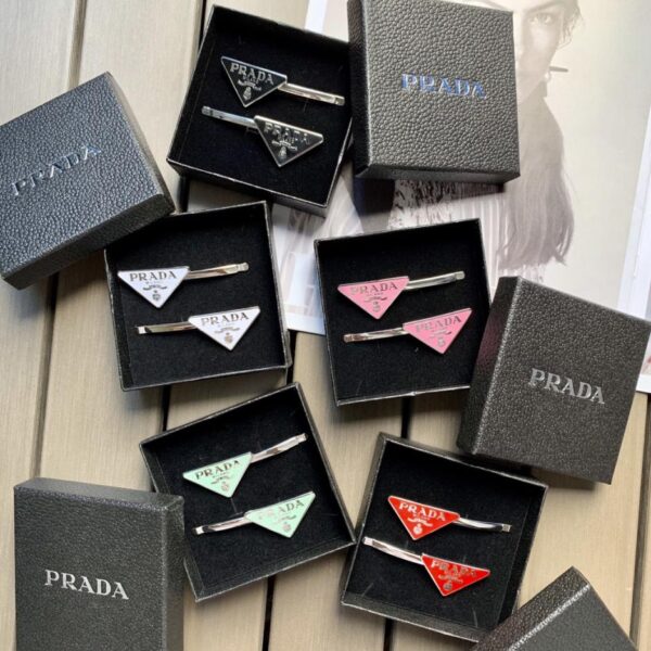 (2 pezzi in totale, sinistro e destro) Prada bestseller, forcina per capelli classica con logo in metallo a triangolo invertito (BXRMF)