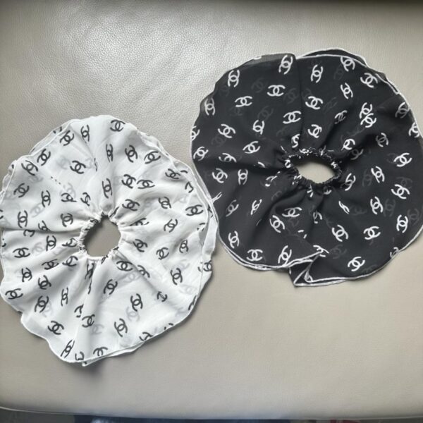Elastico per capelli Chanel in chiffon a doppio strato (nero o bianco), confezione da 1 pezzo (CC8N8)