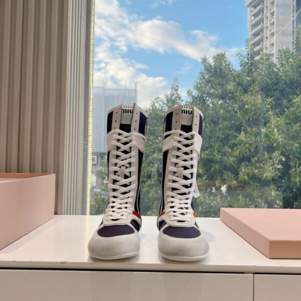 repliche,replica,perfette,siti di,affidabili,migliori siti,dove comprare,1:1,scarpe da ginnastica G261 Fashion Week Miu Miu Collezione Primavera/Estate Sfilata Questo paio di stivali sportivi da allenamento casual tedeschi da cavaliere (J8362)