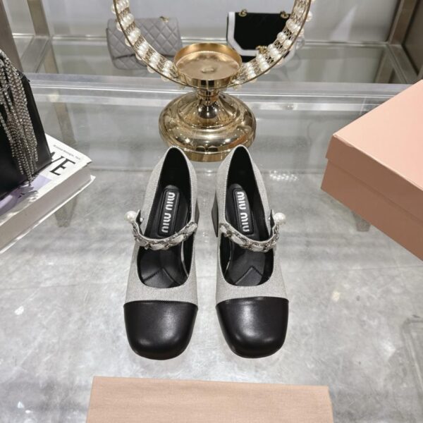 repliche,replica,perfette,siti di,affidabili,migliori siti,dove comprare,1:1,scarpe da ginnastica [Versione principale] La passerella primaverile di MIUMIU abbina nuovi colori alle scarpe da ballo Mary Jane in stile britannico (sviluppo ZP (TIFTO)
