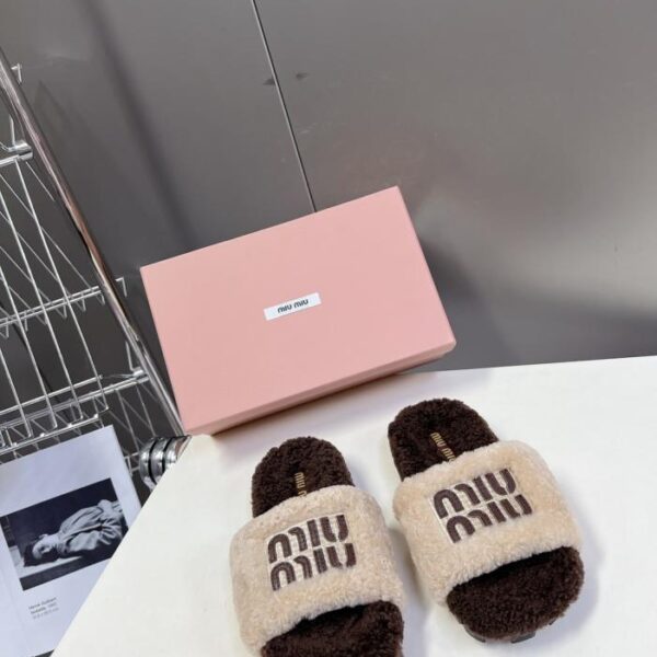 repliche,replica,perfette,siti di,affidabili,migliori siti,dove comprare,1:1,scarpe da ginnastica MiuMiu autunno e inverno nuove pantofole di pelliccia con fondo spesso (2XIVS)
