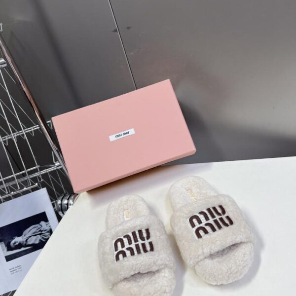 repliche,replica,perfette,siti di,affidabili,migliori siti,dove comprare,1:1,scarpe da ginnastica MiuMiu, nuove pantofole in pelliccia con suola spessa per l’autunno e l’inverno (C8GW8)
