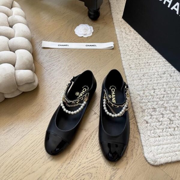 repliche,replica,perfette,siti di,affidabili,migliori siti,dove comprare,1:1,scarpe da ginnastica Le nuove scarpe Mary Jane con perle di Chanel, versione top (56LHJ)