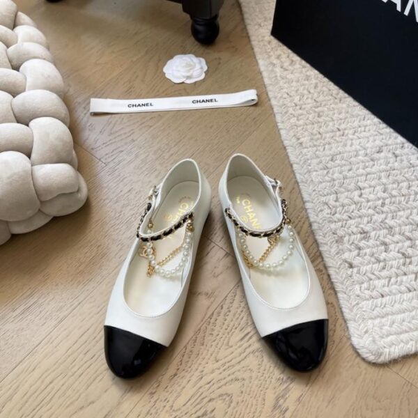 repliche,replica,perfette,siti di,affidabili,migliori siti,dove comprare,1:1,scarpe da ginnastica Le nuove scarpe Mary Jane con perle di Chanel, versione top (K4CEY)