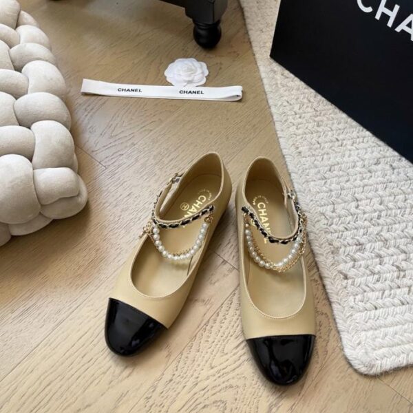 repliche,replica,perfette,siti di,affidabili,migliori siti,dove comprare,1:1,scarpe da ginnastica Le nuove scarpe Mary Jane con perle di Chanel (OF8H8)