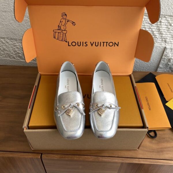 repliche,replica,perfette,siti di,affidabili,migliori siti,dove comprare,1:1,scarpe da ginnastica La nuova collezione autunno/inverno di Louis Vuitton presenta rivetti con lucchetti, mocassini, scarpe basse e scarpe casual (KEK4N).