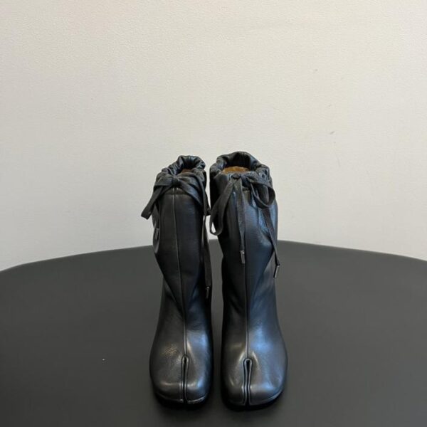 Maison Margiela Stivaletti con tacco largo e punta divisa (DAPOG)