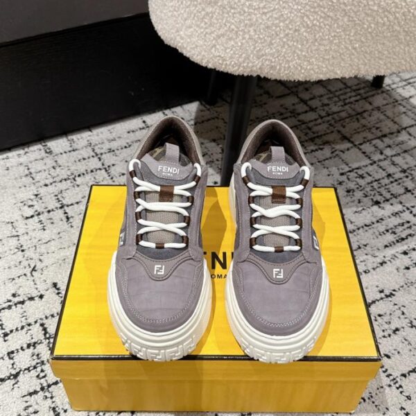 repliche,replica,perfette,siti di,affidabili,migliori siti,dove comprare,1:1,scarpe da ginnastica L’ultima serie Force di FENDI, di alta gamma, con mesh FF in pelle di vitello, punta tonda, suola spessa e sneaker sportive basse (1AVUE)