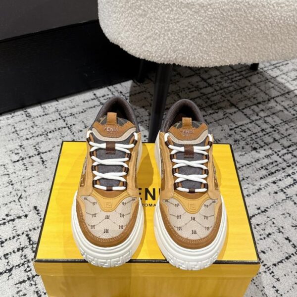 repliche,replica,perfette,siti di,affidabili,migliori siti,dove comprare,1:1,scarpe da ginnastica L’ultima serie Force di FENDI, di alta gamma, con mesh FF in pelle di vitello, punta tonda, suola spessa e sneaker sportive basse (OWOBJ)