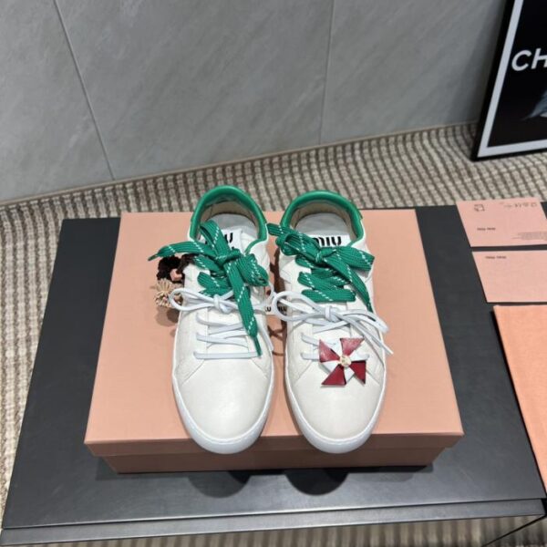 repliche,replica,perfette,siti di,affidabili,migliori siti,dove comprare,1:1,scarpe da ginnastica Versione top delle scarpe casual con fibbia a mulino a vento abbinate ai colori più recenti di MIUMIU per l’inizio dell’autunno (LEI13)