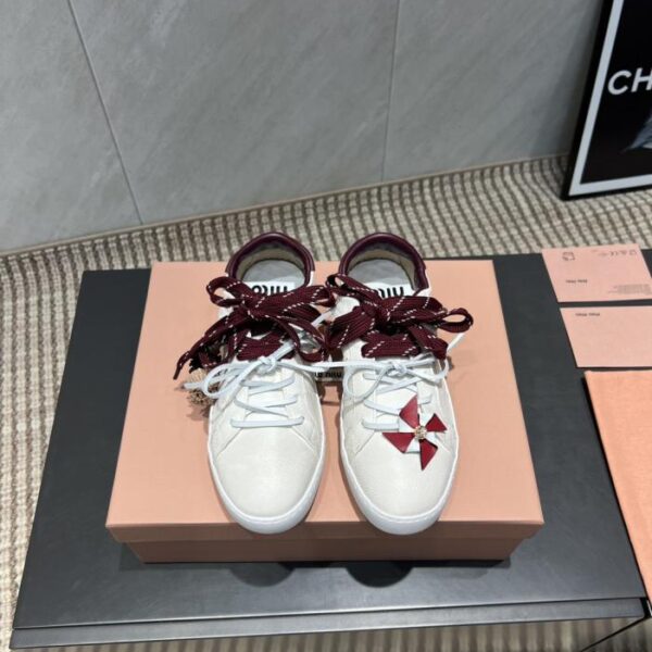 repliche,replica,perfette,siti di,affidabili,migliori siti,dove comprare,1:1,scarpe da ginnastica Versione top delle scarpe casual con fibbia a mulino a vento abbinate ai colori più recenti di MIUMIU per l’inizio dell’autunno (PMOR7)