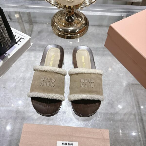 repliche,replica,perfette,siti di,affidabili,migliori siti,dove comprare,1:1,scarpe da ginnastica MIUMIU, nuove pantofole in lana massello per la passerella autunnale e invernale (D1747)