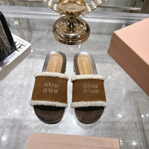 repliche,replica,perfette,siti di,affidabili,migliori siti,dove comprare,1:1,scarpe da ginnastica MIUMIU, nuove pantofole in lana di legno massello per la passerella autunnale e invernale (NME4Q)