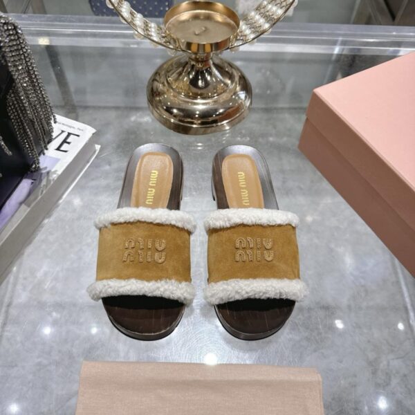 repliche,replica,perfette,siti di,affidabili,migliori siti,dove comprare,1:1,scarpe da ginnastica MIUMIU, nuove pantofole in lana di legno massello per la passerella autunnale e invernale (ONXOC)