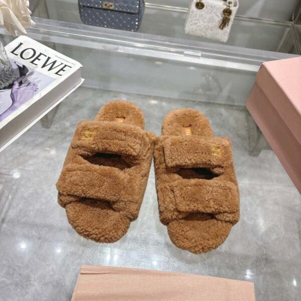 repliche,replica,perfette,siti di,affidabili,migliori siti,dove comprare,1:1,scarpe da ginnastica Pantofole classiche in pelliccia con lettere autunnali e invernali MIUMIU (3A5KZ)