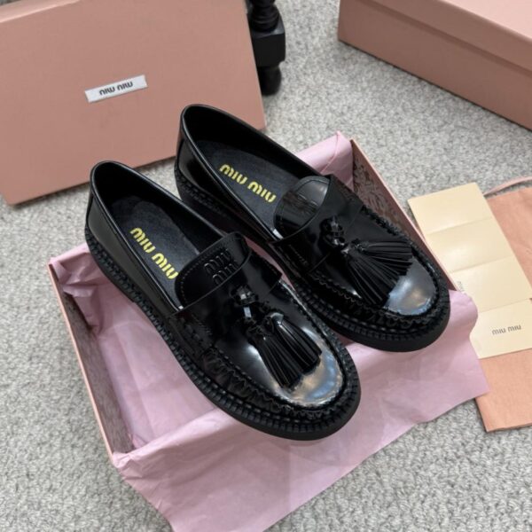repliche,replica,perfette,siti di,affidabili,migliori siti,dove comprare,1:1,scarpe da ginnastica MIUMIU, nuove scarpe da passerelle con fibbia e nappa, mocassini slip-on, piccole scarpe in pelle, scarpe casual (TF8UH)