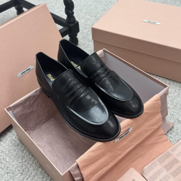 Mocassini in pelle con personalità retrò, scarpe da passerella MIUMIU (15VJ7)
