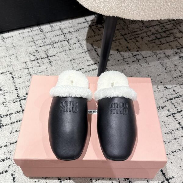 MIUMIU Pantofole in pelliccia con punta chiusa in pelle di agnello, serie autunno e inverno (1EYQQ)