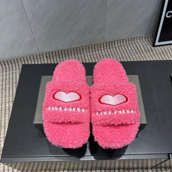 Balenciaga - Pantofole in pelliccia riccia color pesca con cuore di inizio autunno (LFXI8)