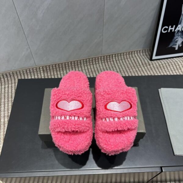 Versione top Balenciaga inizio autunno ultime pantofole in lana con fondo spesso e riccioli a forma di cuore di pesca (MFS0L)