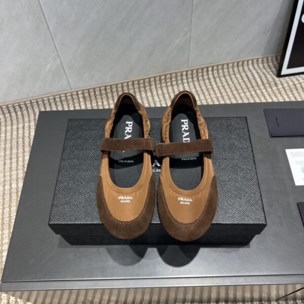 repliche,replica,perfette,siti di,affidabili,migliori siti,dove comprare,1:1,scarpe da ginnastica Versione top delle ultime scarpe singole Prada autunno con punta tonda e mocassini piatti (CPQNE)
