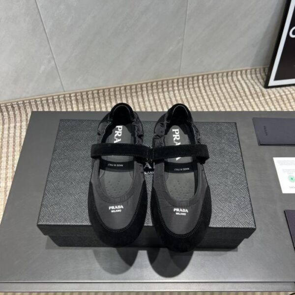 Versione top delle ultime scarpe singole Prada autunno inverno con punta tonda e mocassini piatti (MQP44)