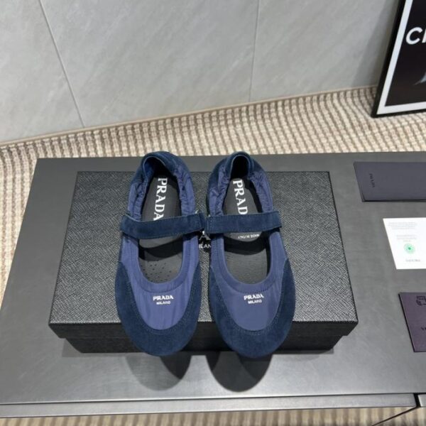 Versione top delle ultime scarpe singole Prada autunno con punta tonda e mocassini piatti (QZU7J)