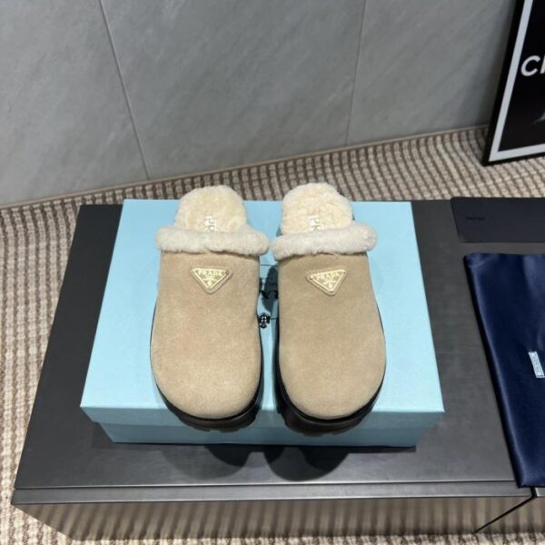 repliche,replica,perfette,siti di,affidabili,migliori siti,dove comprare,1:1,scarpe da ginnastica Pantofole in lana con suola spessa e plateau Prada, modello top di gamma, per l’inizio dell’autunno (16SMO)
