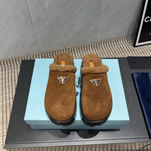Pantofole di lana con suola spessa e plateau Prada, modello top di gamma, per l'inizio dell'autunno (1E686)