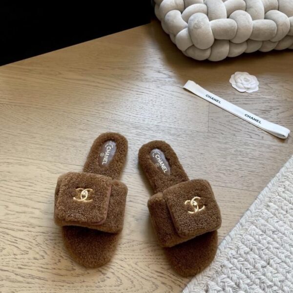 repliche,replica,perfette,siti di,affidabili,migliori siti,dove comprare,1:1,scarpe da ginnastica Chanel Autunno/Inverno Nuovo Zaino con Pelliccia e Ciabatte Edizione Top (VGI7Y)