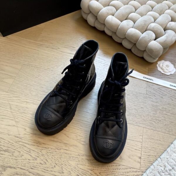 repliche,replica,perfette,siti di,affidabili,migliori siti,dove comprare,1:1,scarpe da ginnastica Stivaletti con tacco a zeppa Chanel autunno/inverno, edizione speciale (KYM7U)