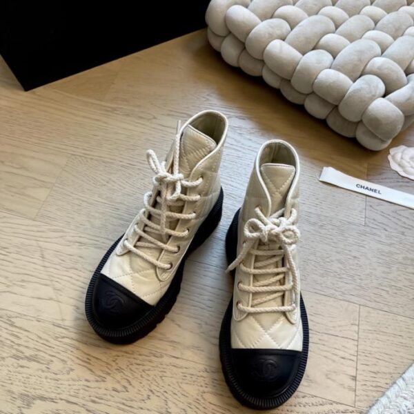 repliche,replica,perfette,siti di,affidabili,migliori siti,dove comprare,1:1,scarpe da ginnastica Stivaletti con tacco a zeppa Chanel autunno/inverno, edizione speciale (Z23M3)