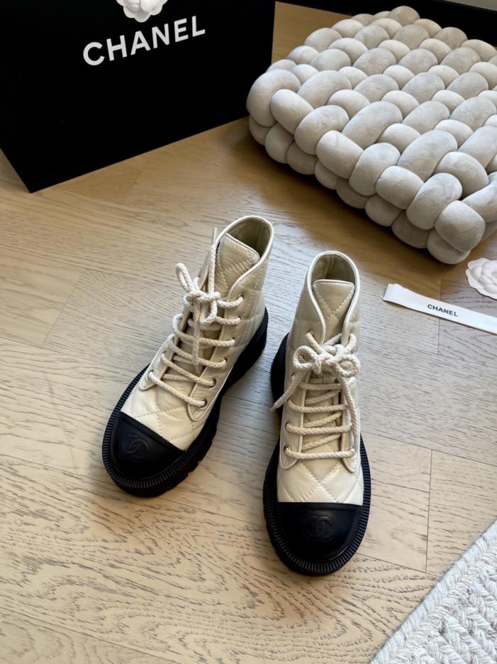 repliche,replica,perfette,siti di,affidabili,migliori siti,dove comprare,1:1,scarpe da ginnastica Stivaletti con tacco a zeppa Chanel autunno/inverno, edizione speciale (Z23M3) repliche,replica,perfette,siti di,affidabili,migliori siti,dove comprare,1:1,scarpe da ginnastica Stivaletti con tacco a zeppa Chanel autunno/inverno, edizione speciale (Z23M3)