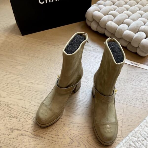 repliche,replica,perfette,siti di,affidabili,migliori siti,dove comprare,1:1,scarpe da ginnastica Stivaletti Chanel con tacco a blocco autunno e inverno (U52N4)