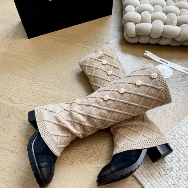 repliche,replica,perfette,siti di,affidabili,migliori siti,dove comprare,1:1,scarpe da ginnastica I nuovi stivali sopra i calzini di Chanel, nella versione “two-way” (XT62G)