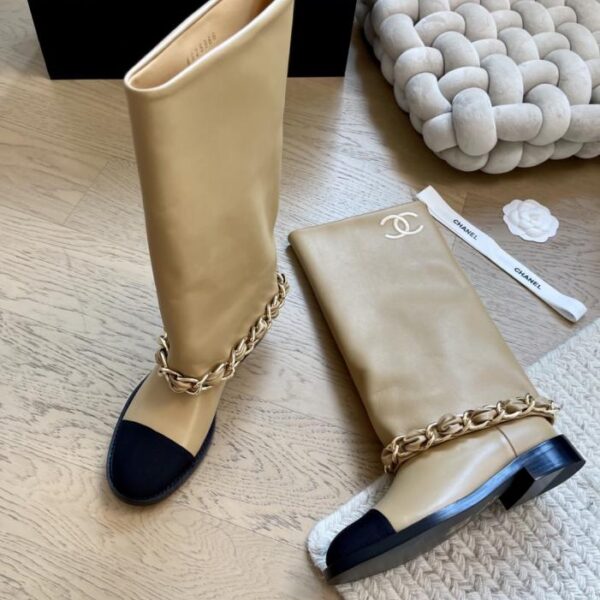 repliche,replica,perfette,siti di,affidabili,migliori siti,dove comprare,1:1,scarpe da ginnastica Nuovi stivali a catena Chanel nella versione top (9SMUQ)